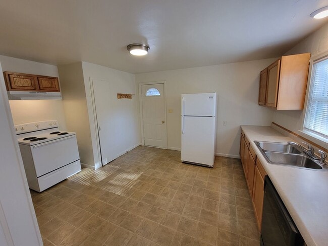 Building Photo - 1511 10th Ave