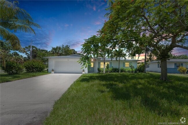 Building Photo - 701 SE Alamanda Way Rental