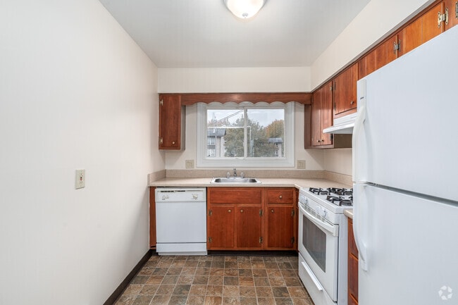 2BR, 1BA - 901SF - Kitchen - Franklin Park Apartments