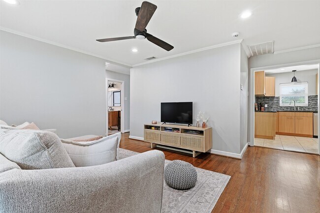 Photo - 2015 Woodcrest Dr