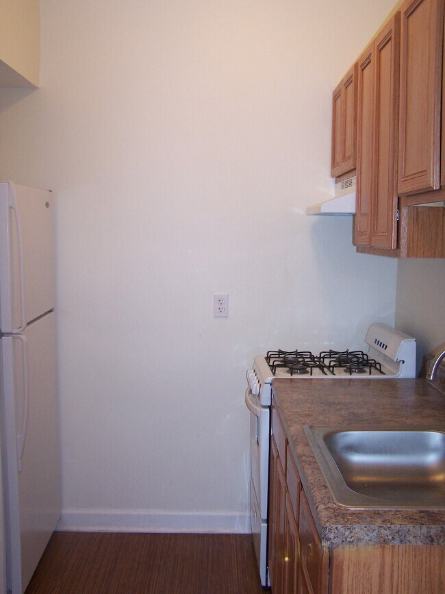 Kitchen - 1528 W Pratt Blvd