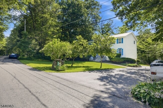 Photo - 2057 Lakeside Dr W
