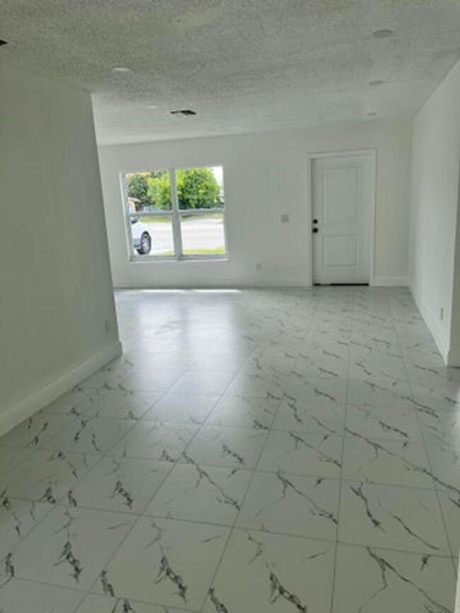 Photo - 2747 Summit Blvd