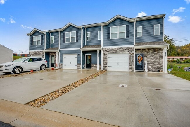 Building Photo - New 3BR Townhome in Saylor’s Place – Moder...
