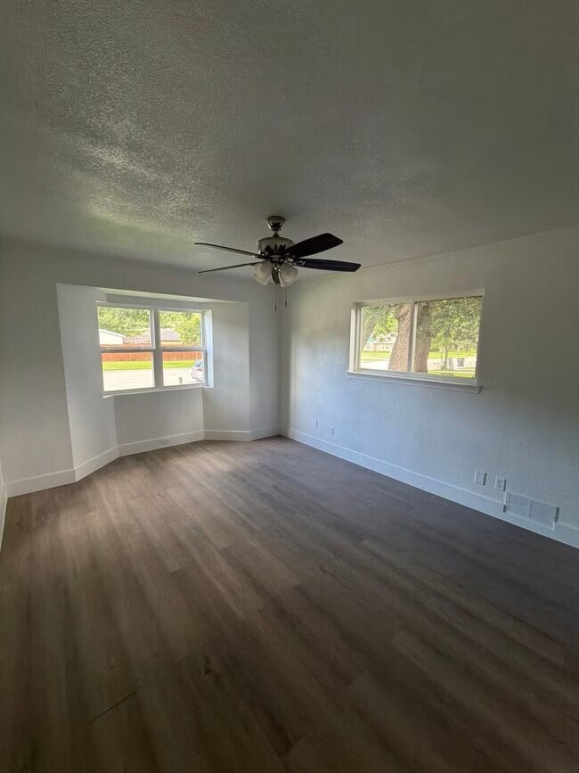 Photo - 550 Glen Oaks Blvd