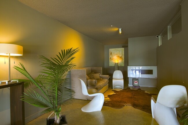 Common Sitting Area - 3080 Walnut Grove Rd Unidad Commodore  305