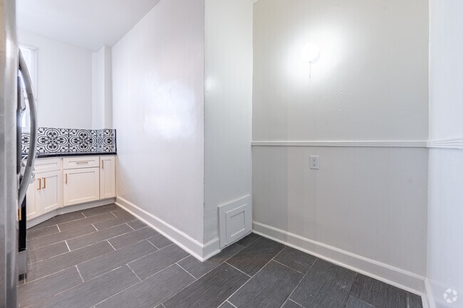 Studio, 1BA - 500SF - Dining Area