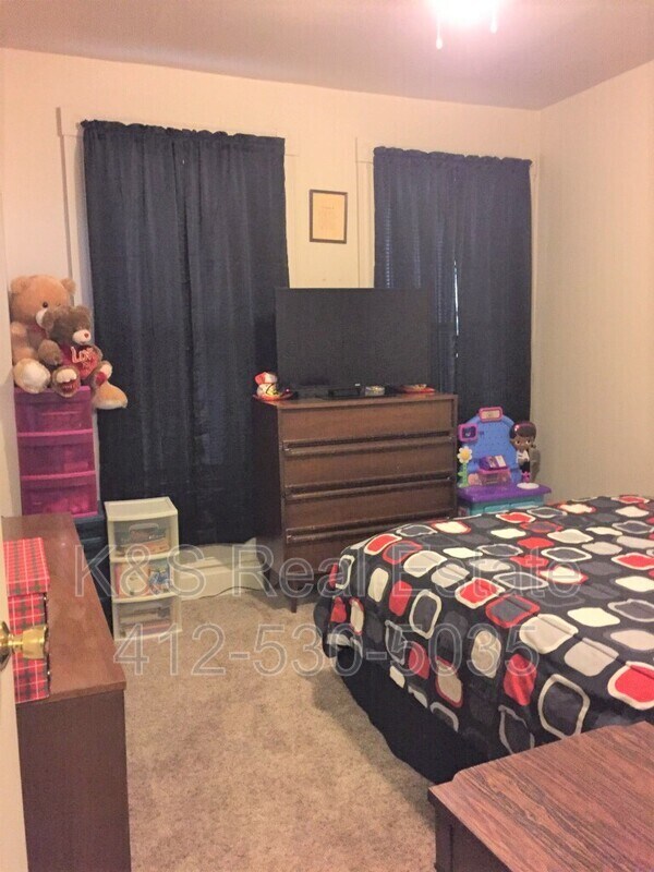 Photo - 556 Middle Ave