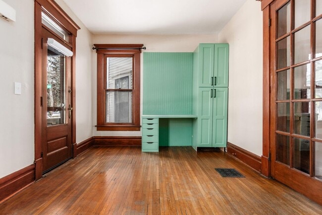 Building Photo - 415 W 5th Ave