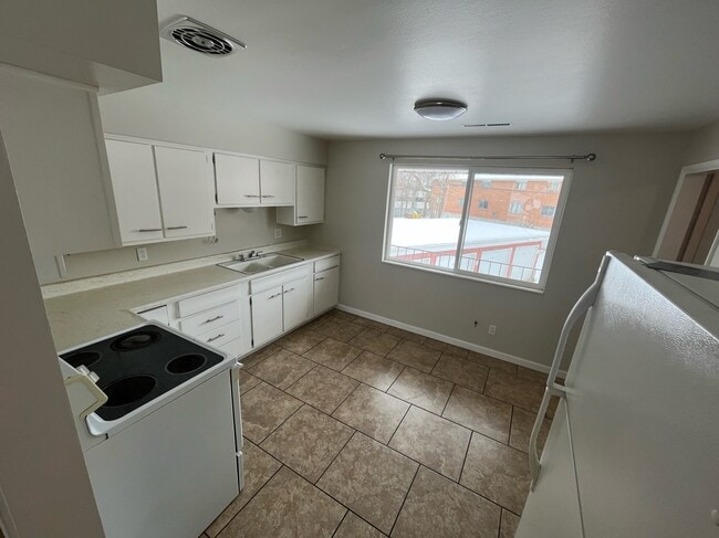 KITCHEN - 376 Alice Ave Unit #376