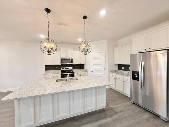 Photo - Spacious 4-Bedroom Home - Community Pool