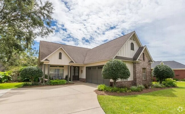 Building Photo - 3 Bedroom / 2 Bath Newly Remodeled home