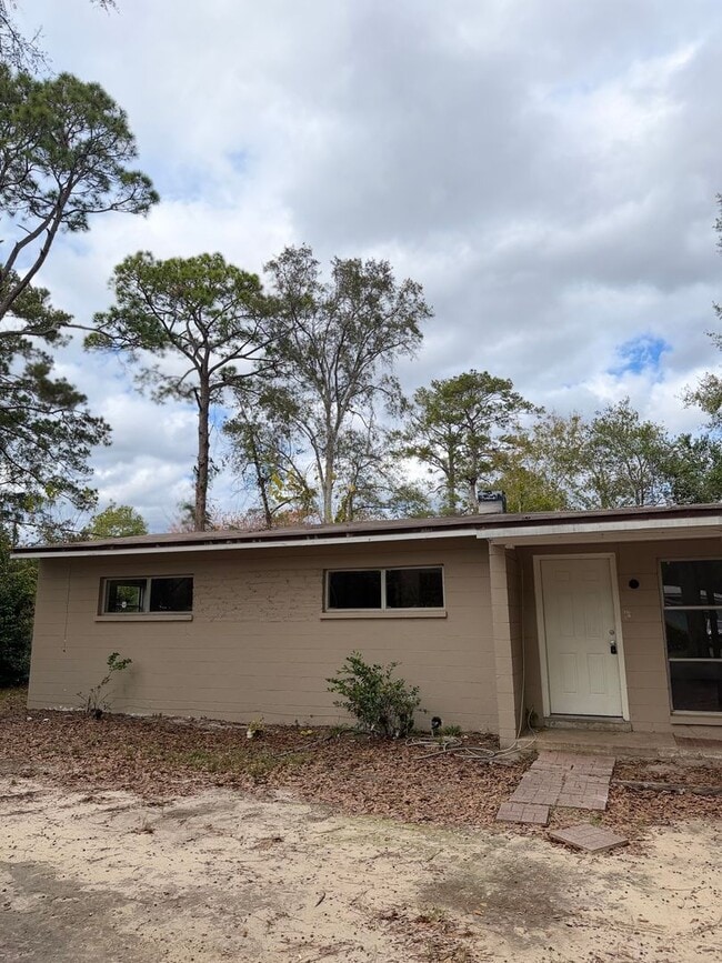 Photo - 3/1 off Orange Ave available now