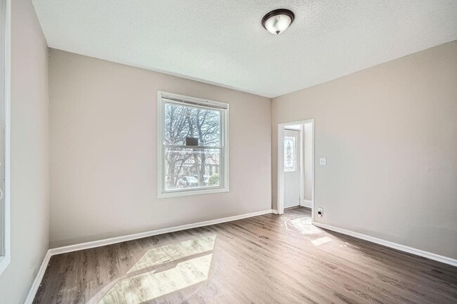 Photo - 707 Jenks Ave E