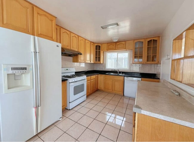 Building Photo - 307 Teddy Ave