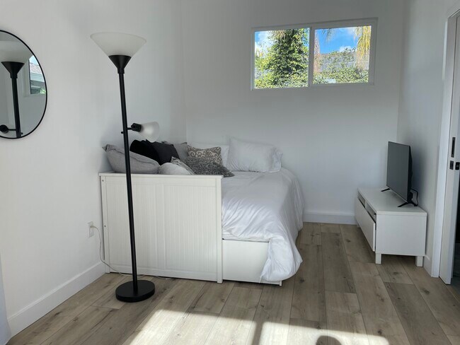 6126 Alcove Ave Unit Cozy Comfort