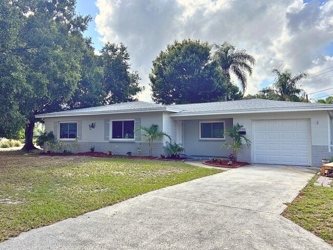 Building Photo - Renovated Home with Open Layout and Prime ...