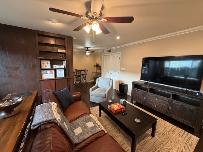 Building Photo - 6927 Amherst St Unit 5