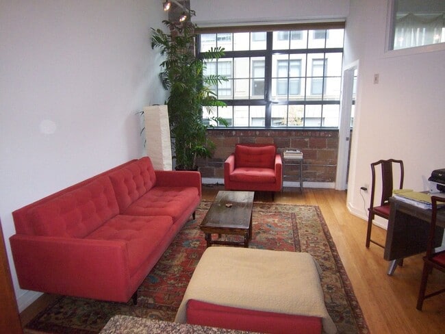 Building Photo - Centrally Located Elegant Designer-Chic 1B... Unit 207 Rental