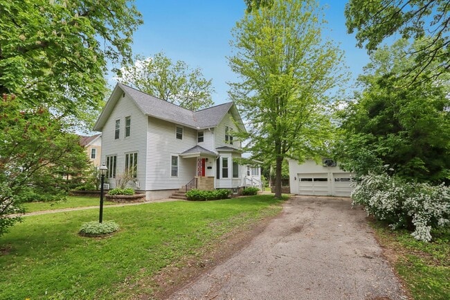 Building Photo - Charming 3-Bedroom Home for Rent in Lake M...