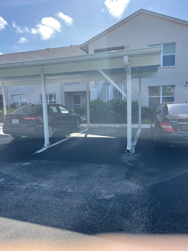 Estacionamiento cubierto - 326 Bradstrom Cir Unidad 103 Rental