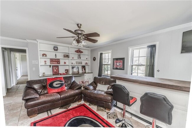 Photo - 302 E Valley Rd NE