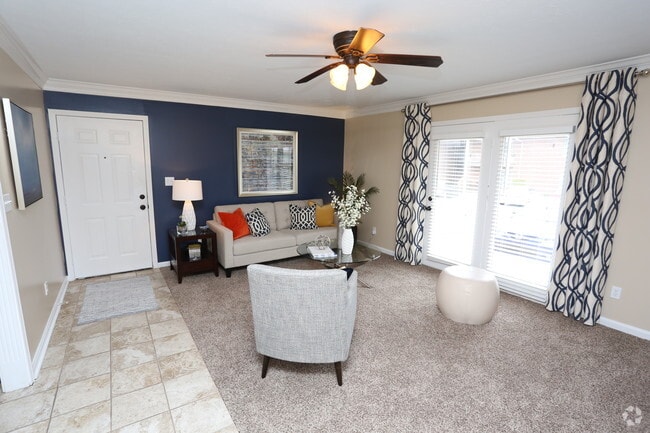 2BR, 1BA - 1000 SF - Living Room - Flats at Hurstbourne