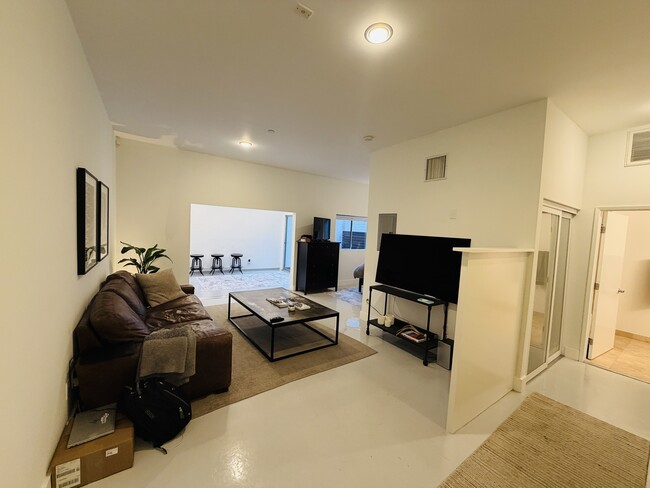 Photo - 2216 Main St Unidad 202