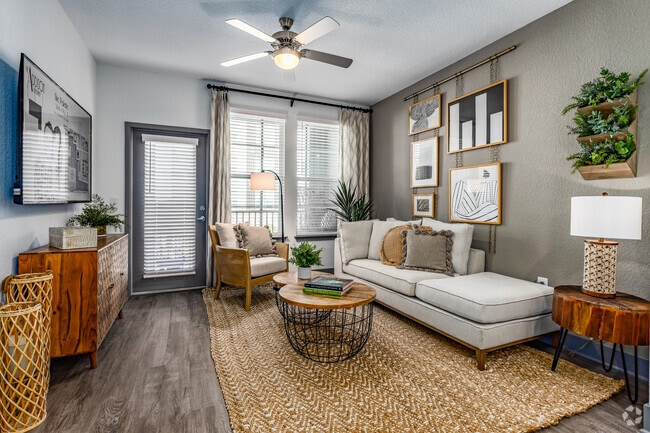 1 BR, 1 BA - 739SF