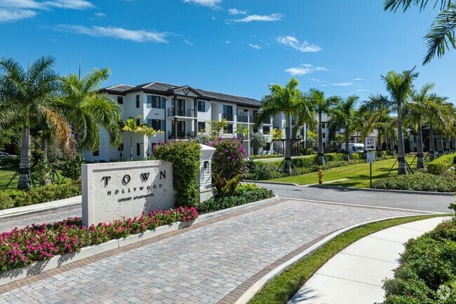 Building Photo - Town Hollywood