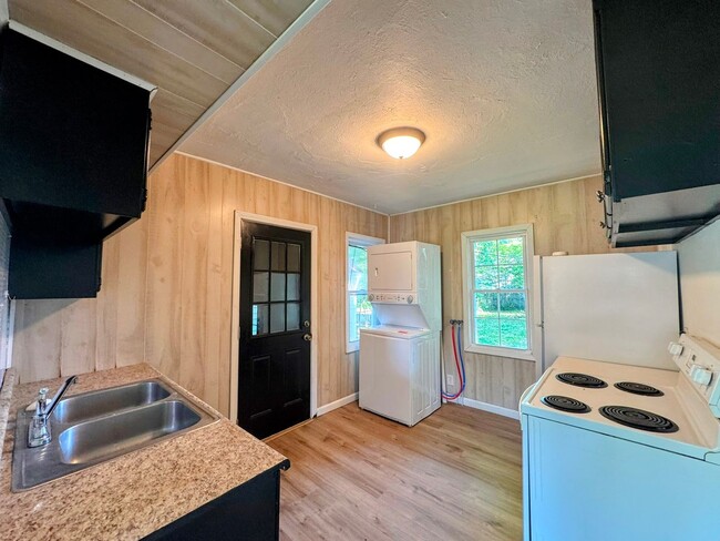 Photo - 2324 E Riverside Dr