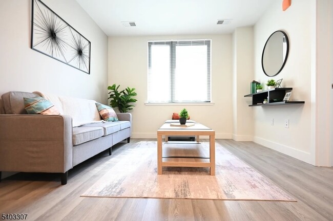 Building Photo - 49 S Day St Unit 316