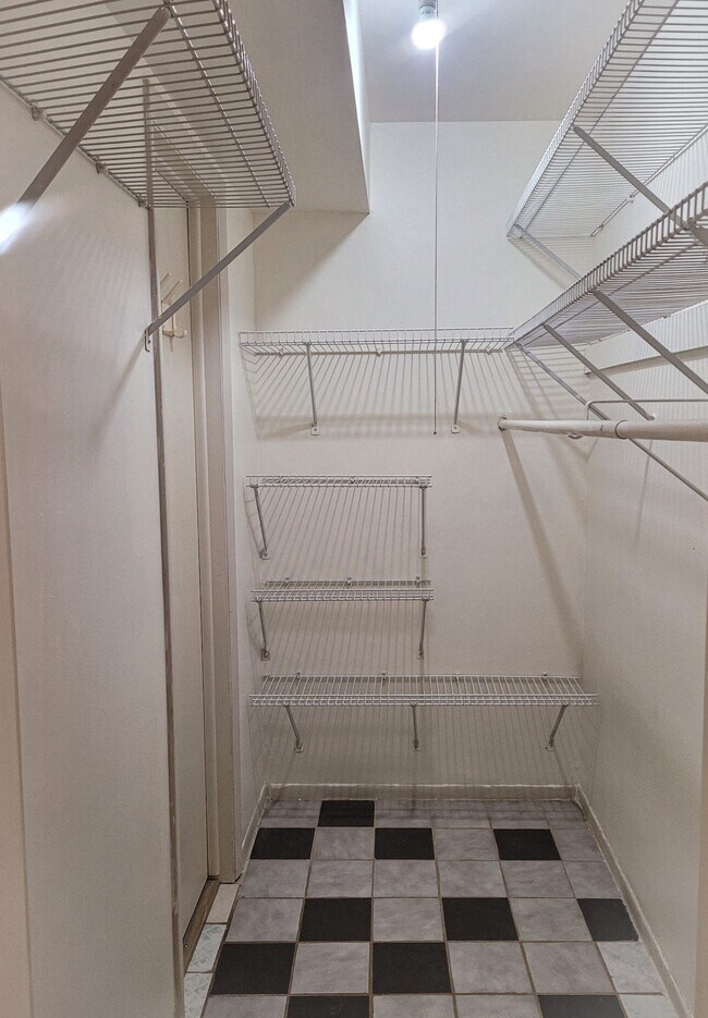 5101 N East River Rd Unit 1J