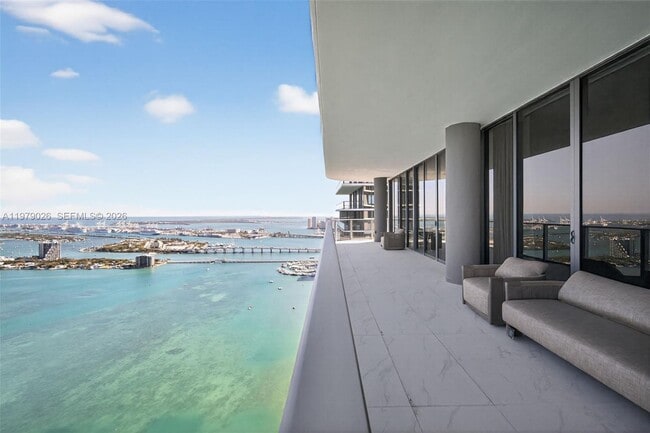 Building Photo - 711 NE 23rd Terrace Unit PH-5904