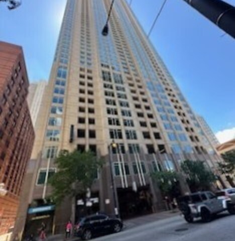 Building Photo - 33 W Ontario St Unit 20F Rental