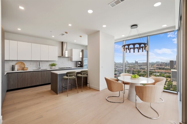 Building Photo - 1711 Allen Pkwy Unit 2202