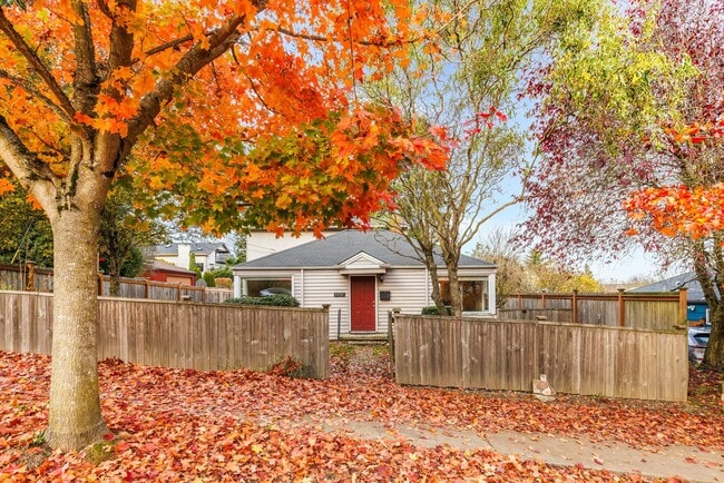 Building Photo - $1000 Off for a November move in! 3 Bedroo...