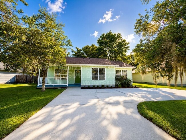 Photo - 725 Alexander St