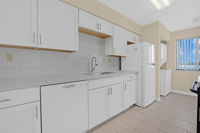 Photo - 15545 N Miami Lakeway Unidad 106
