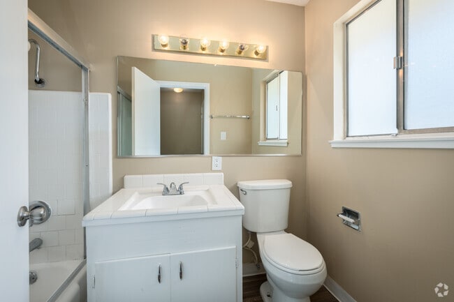 1BR, 1BA - 700SF - Bathroom