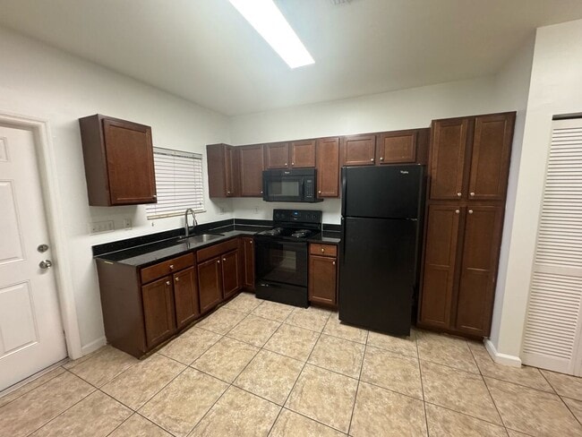 Building Photo - 1045 Villas LLC (1035 NE 10th Ave) Unit 1