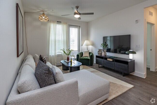 2 habitaciones, 2 baños, 1176 pies cuadrados, B1C, sala de estar - The Maggie Flats