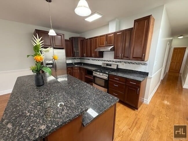 Photo - 102 STREET Unidad 2F