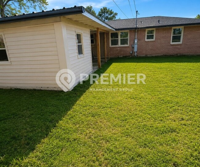 Photo - 302 Malvin St