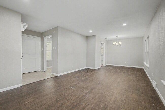 Photo - 2319 Glengariff Dr