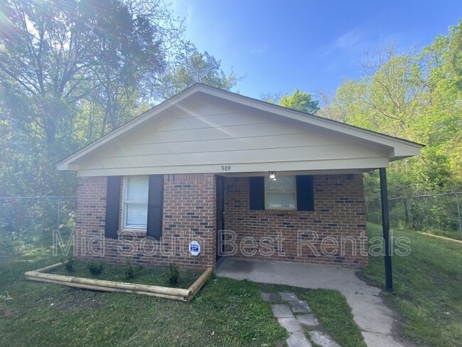 Building Photo - 909 Calvin Rd