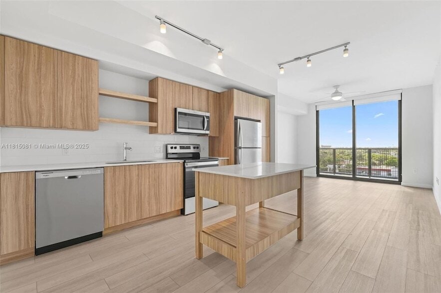 Photo - 555 NE 8th St