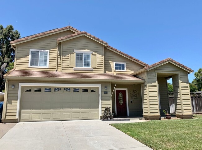 4 Bedroom Home with Pool in Hollister - 4 Bedroom Home with Pool in Hollister