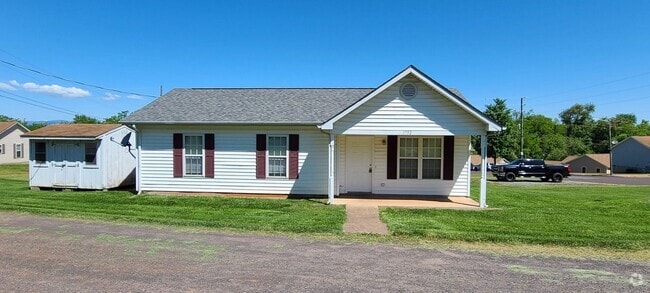 Building Photo - In Town One Level Living! Rental