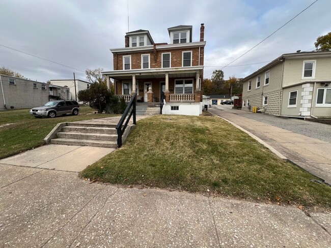 Building Photo - 955 E Main St Unit 955 E. Main Front